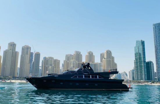 95 FT YACHT BLACK 50 PERS